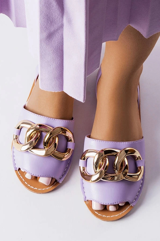 Purpurové sandále zdobené retiazkou...