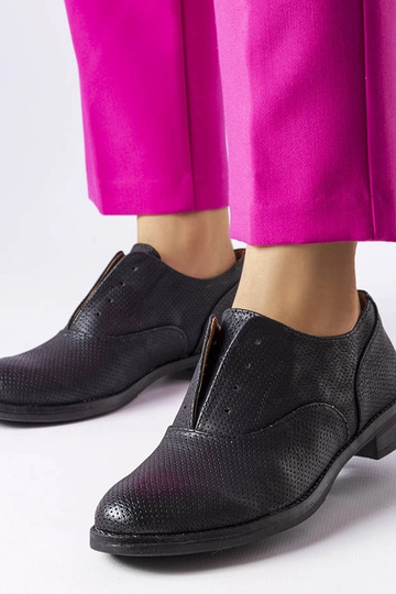 Čierne perforované topánky...