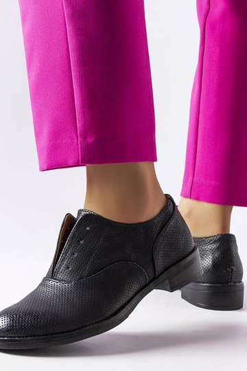 Čierne perforované topánky... 2