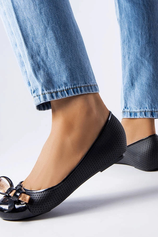 Čierne balerínky zdobené mašľou...