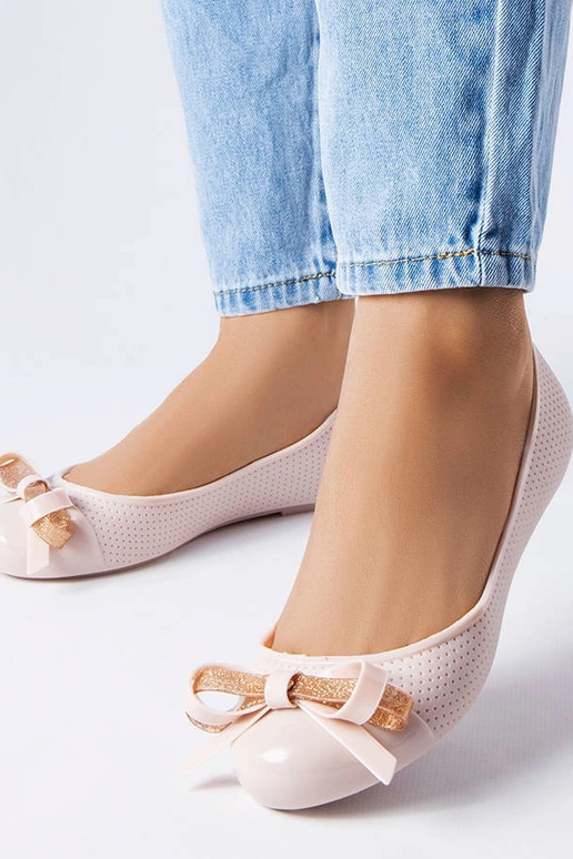 Béžové balerínky zdobené mašľou...