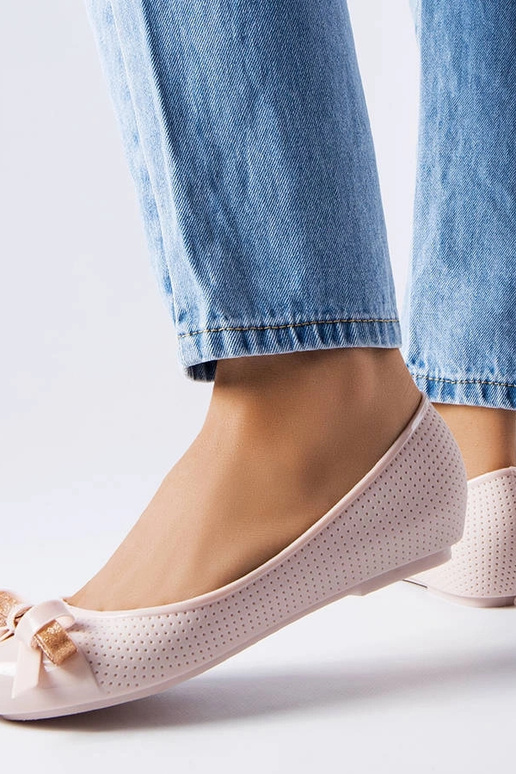 Béžové balerínky zdobené mašľou...