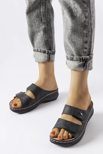 Čierne šľapky na nízkej...