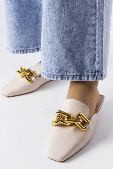 Béžové retiazkové šmýkačky...