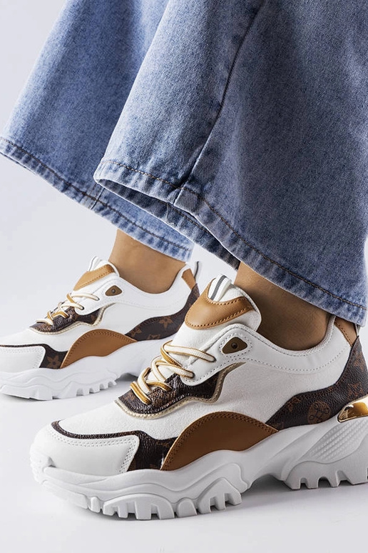 Biele športové topánky na...