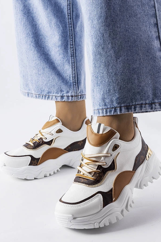 Biele športové topánky na...