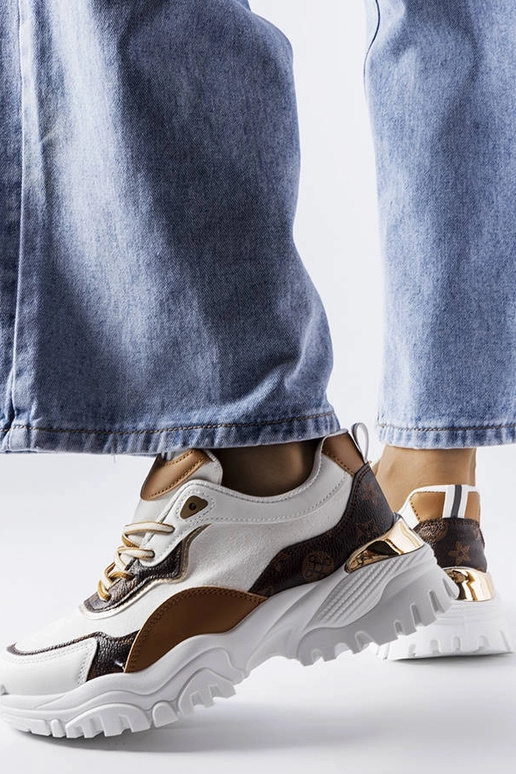 Biele športové topánky na...