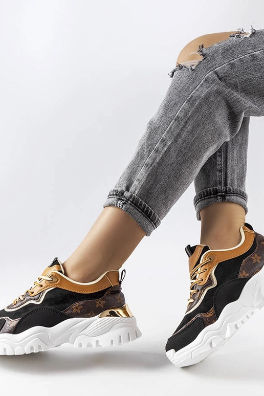 Čierne tenisky s nepravidelnou...