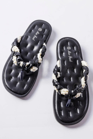 Čierne šľapky zdobené... 2