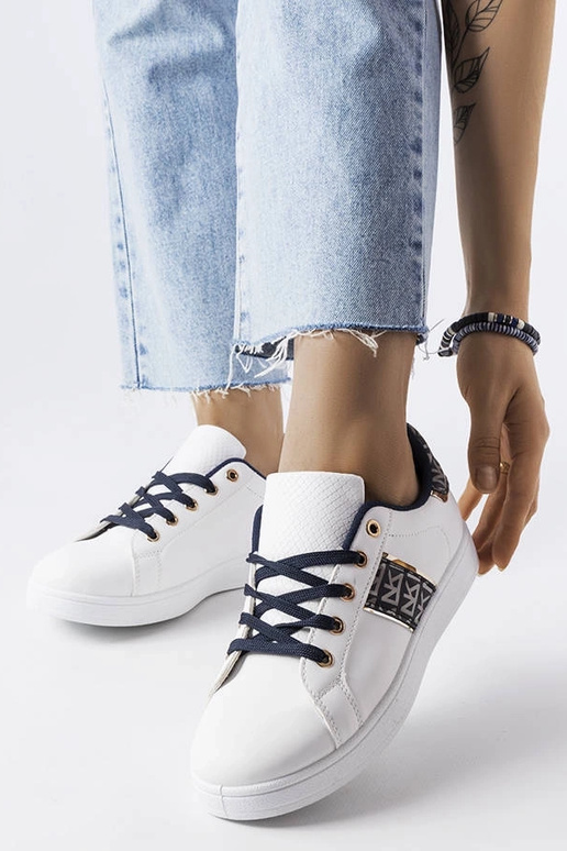 Biele tenisky so zdobeným zvrškom...