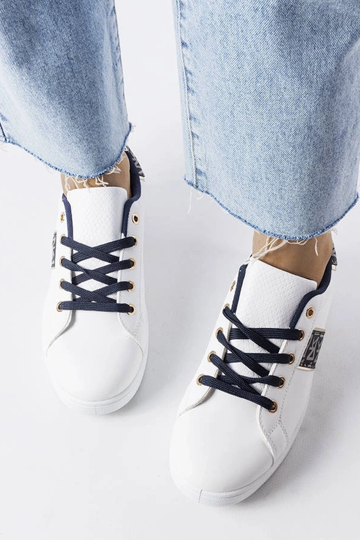 Biele tenisky so zdobeným zvrškom...