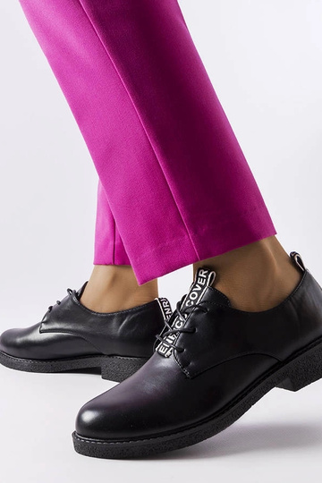 Čierne šnurovacie topánky...