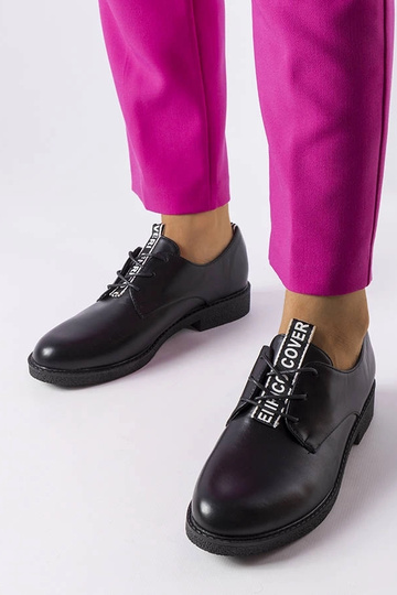 Čierne šnurovacie topánky... 2