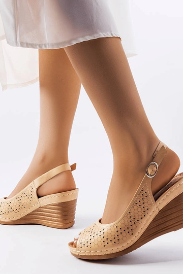Béžové prelamované sandále... 2