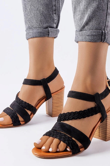 Sandály s čiernym pleteným...