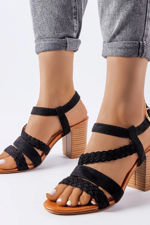 Sandály s čiernym pleteným remienkom...