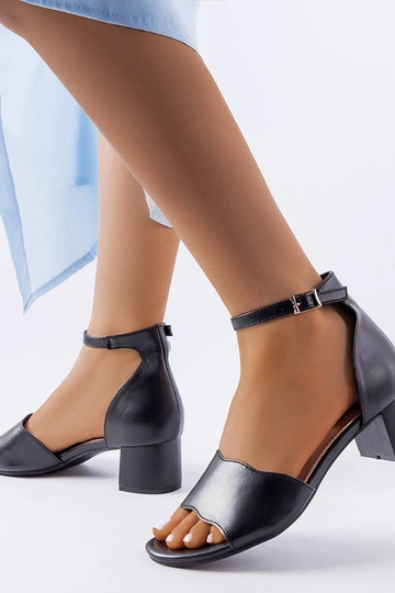 Sandále na nízkom podpätku... 2