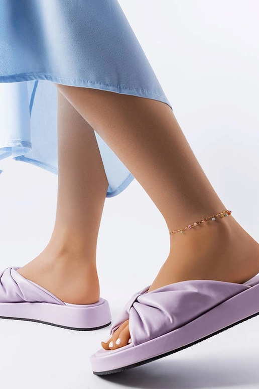 fialové sandále na kline