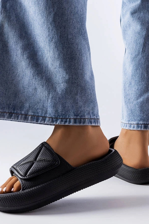 Čierne dámske šľapky s hrubou...