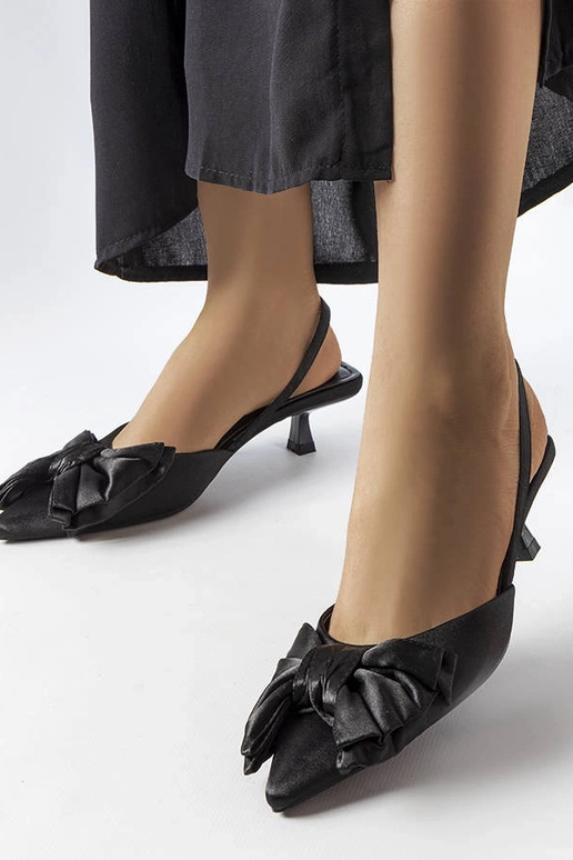 Čierne lodičky s mašľou, „Burlington"