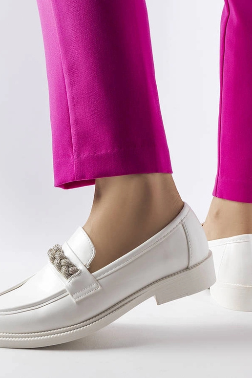 Biele mokasíny zdobené kamienkami...