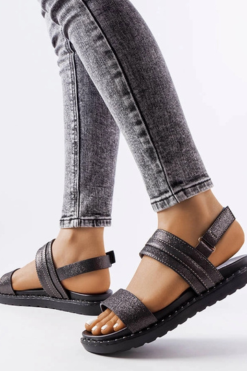 Čierne lesklé sandále...