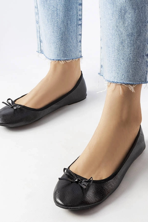 Čierne balerínky zdobené mašľou...