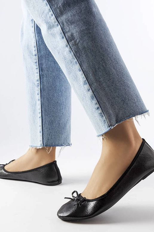 Čierne balerínky zdobené mašľou...