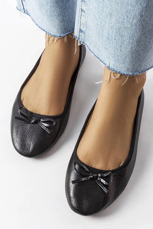 Čierne balerínky zdobené mašľou...