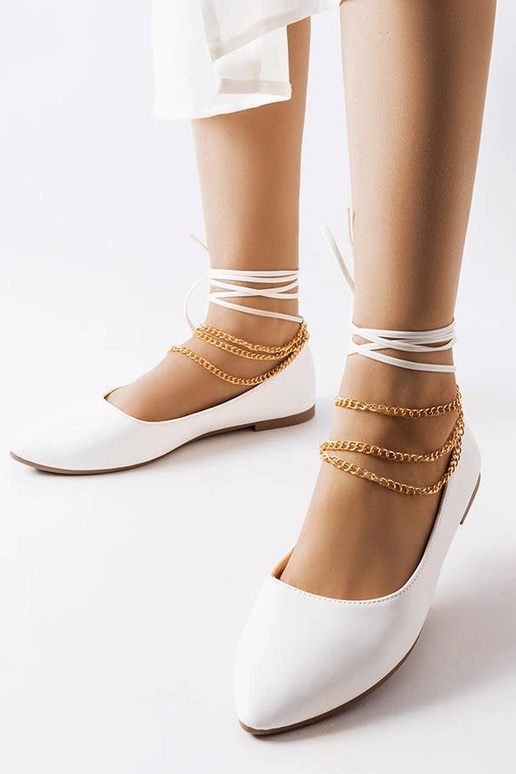 Biele balerínky s ozdobným zapínaním...