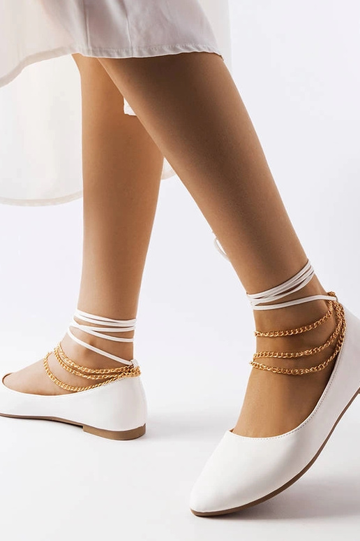 Biele balerínky s ozdobným zapínaním...