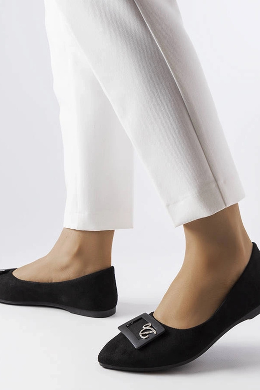 Čierne balerínky zdobené zirkónmi...