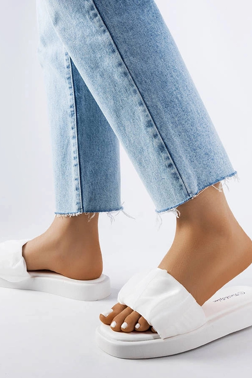 Biele volánikové šľapky Boulevard