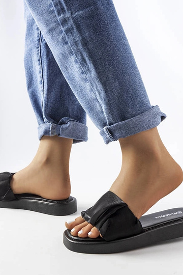 Čierne volánikové šľapky... 2