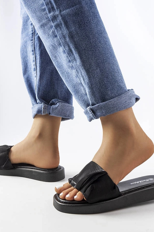 Čierne volánikové šľapky Boulevard