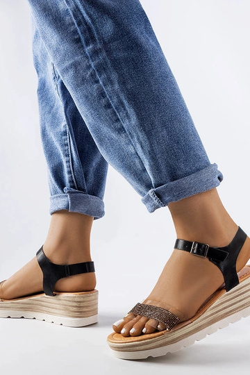 Čierne klinové sandále...