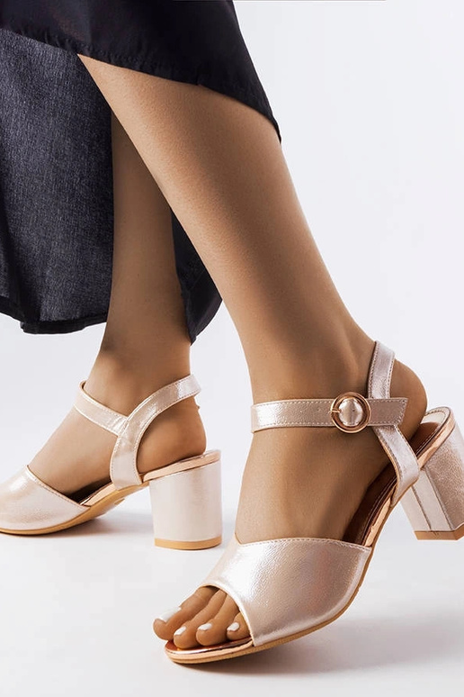 Zlaté sandále Vinceza na podpätku