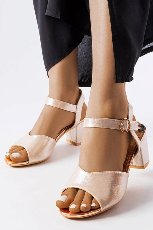 Zlaté sandále Vinceza na podpätku