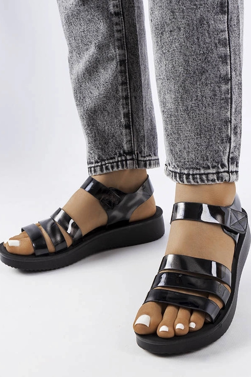 Čierne lakované sandále Covillon na...