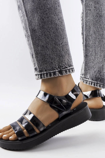 Čierne lakované sandále... 2