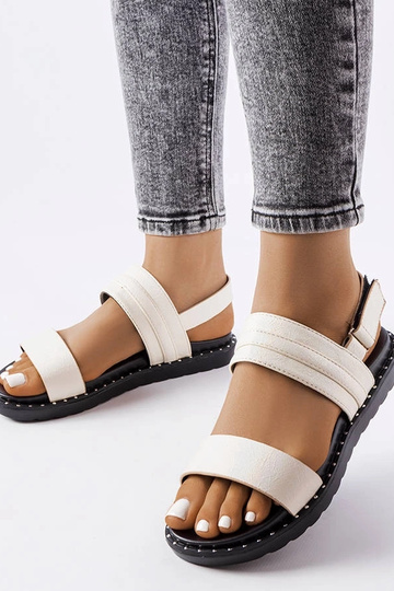 Béžové lesklé sandále...