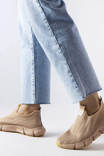 Béžové nazúvacie tenisky...