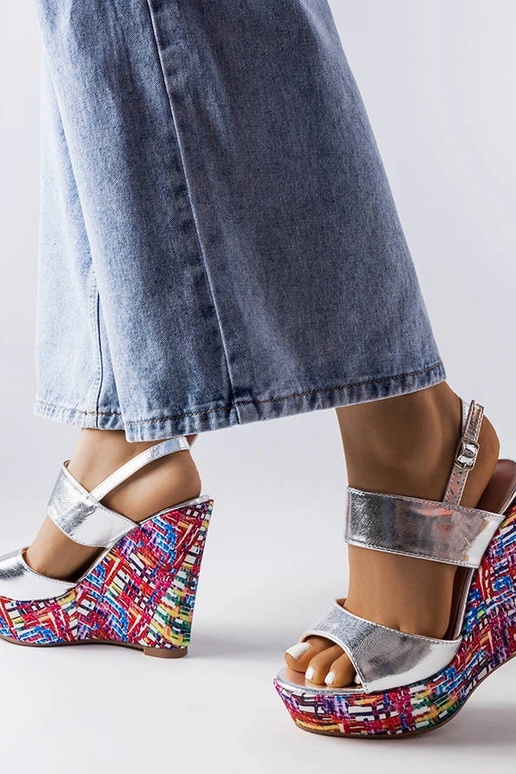 Strieborné sandále so zdobenými...