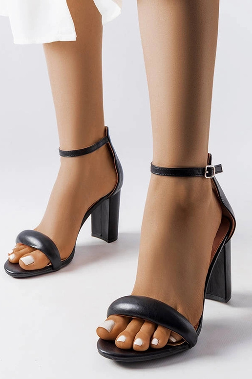 Čierne sandále Hane s blokovým podpätkom Čierne sandále Hane s blokovým podpätkom