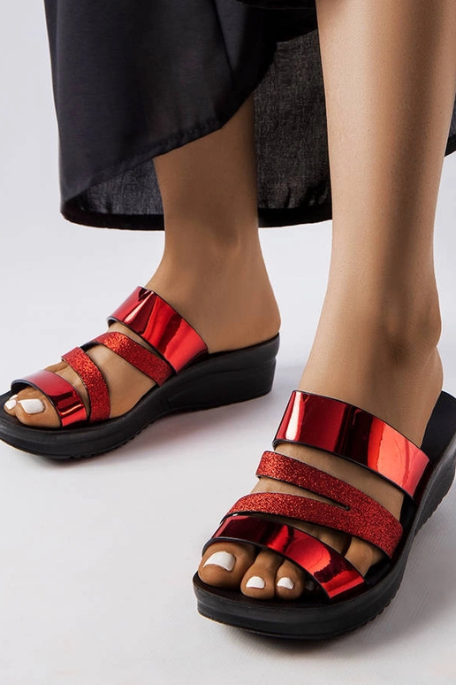 Loline červené lesklé šľapky