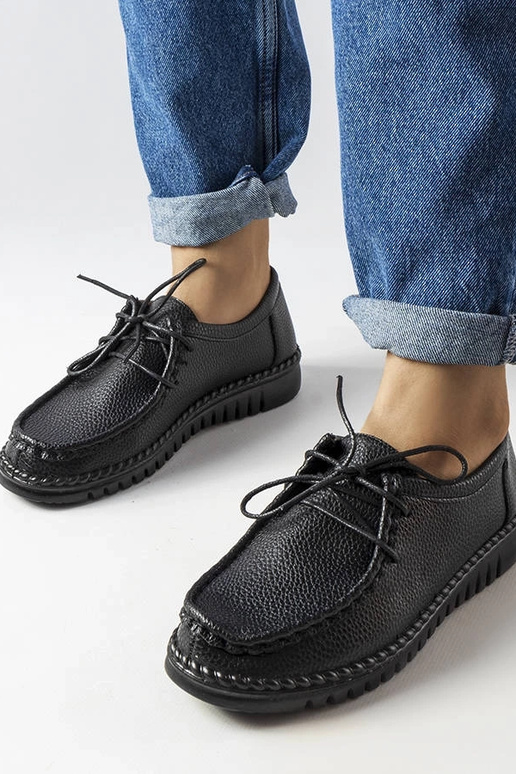 Čierne zúžené poltopánky, „Tuva"