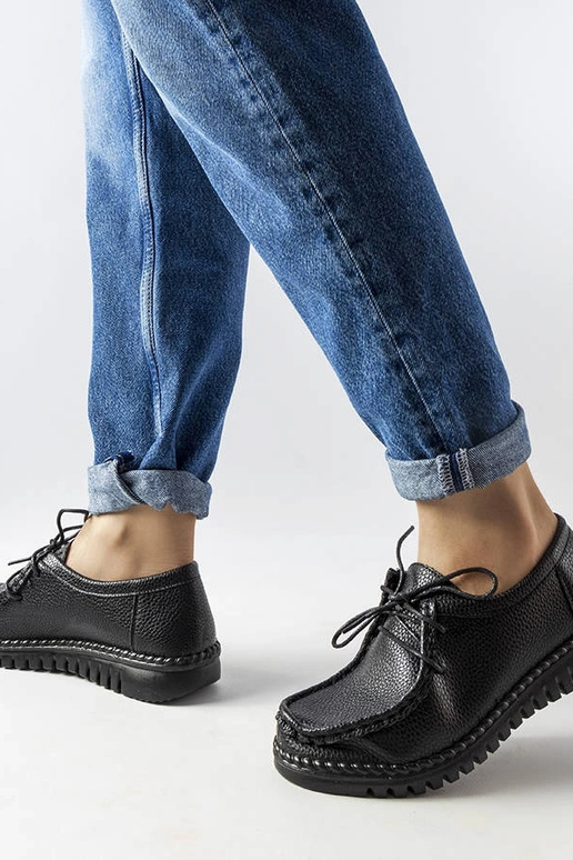 Čierne zúžené poltopánky, „Tuva"