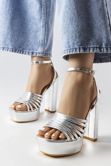 Strieborné robustné sandále...