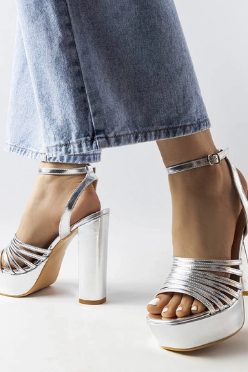 Strieborné robustné sandále... 2