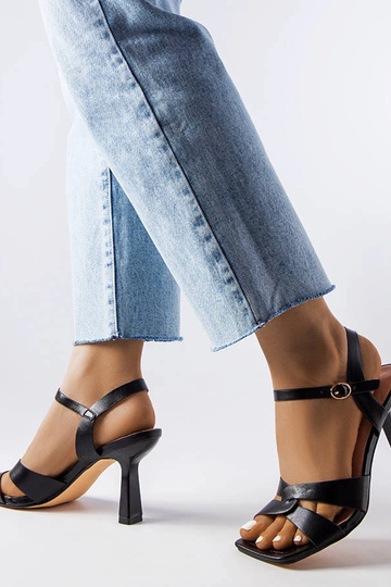 Čierne sandále na vysokom... 2